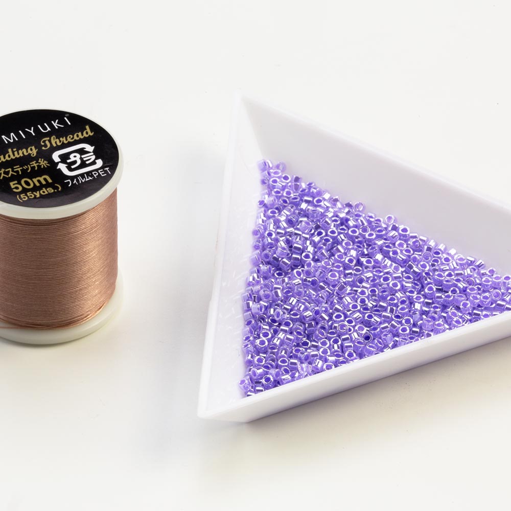 Perles Miyuki Delica (11/0) Lined Crystal Purple Luster (2.8 grammes)