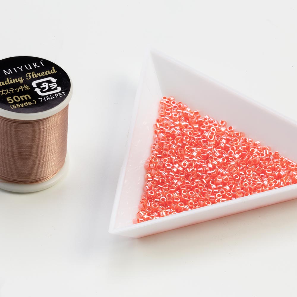 Perles Miyuki Delica (11/0) Lined Crystal Salmon Luster (2.8 grammes)
