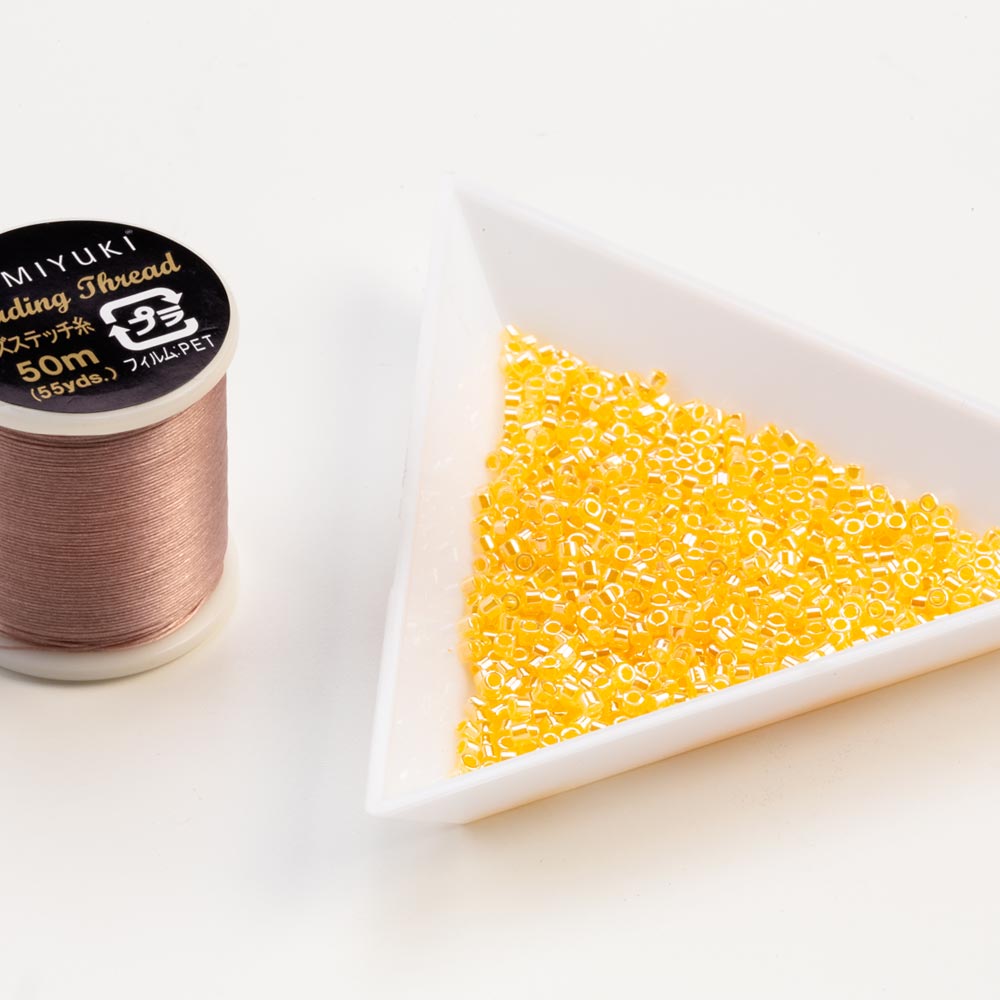 Perles Miyuki Delica (11/0) Lined Crystal Yellow Luster (2.8 grammes)