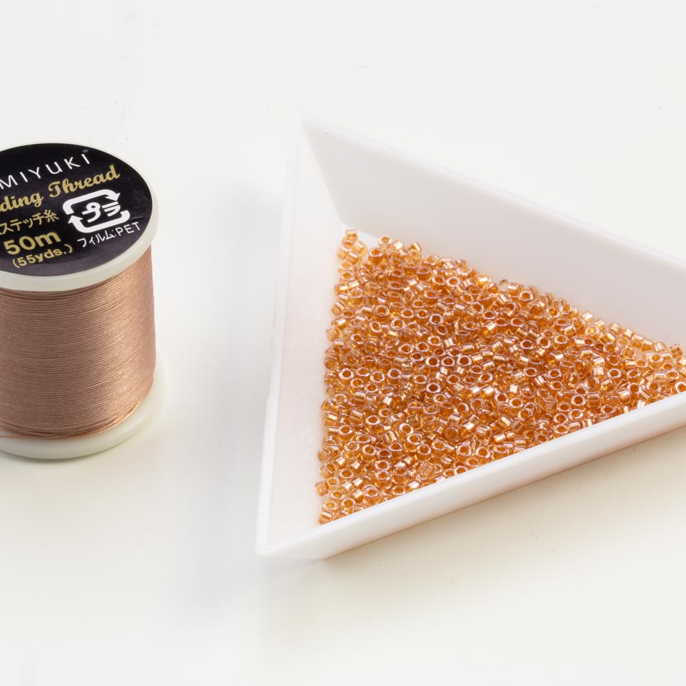 Perles Miyuki Delica (11/0) Sparkling Gold Lined Crystal (2.8 grammes)