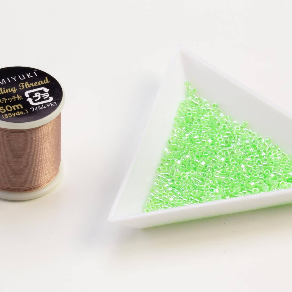 Perles Miyuki Delica (11/0) Lined Crystal Light Green Luster (2.8 grammes)