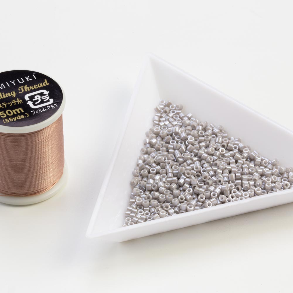 Perles Miyuki Delica (11/0) Opaque Light Smoke Ceylon (2.8 grammes)