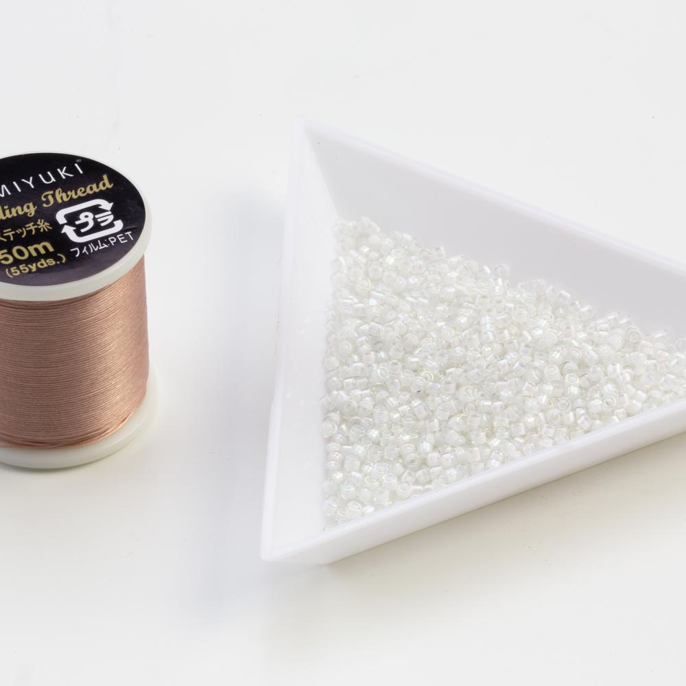 Perles Miyuki Delica (11/0) White Lined Crystal AB (2.8 grammes)