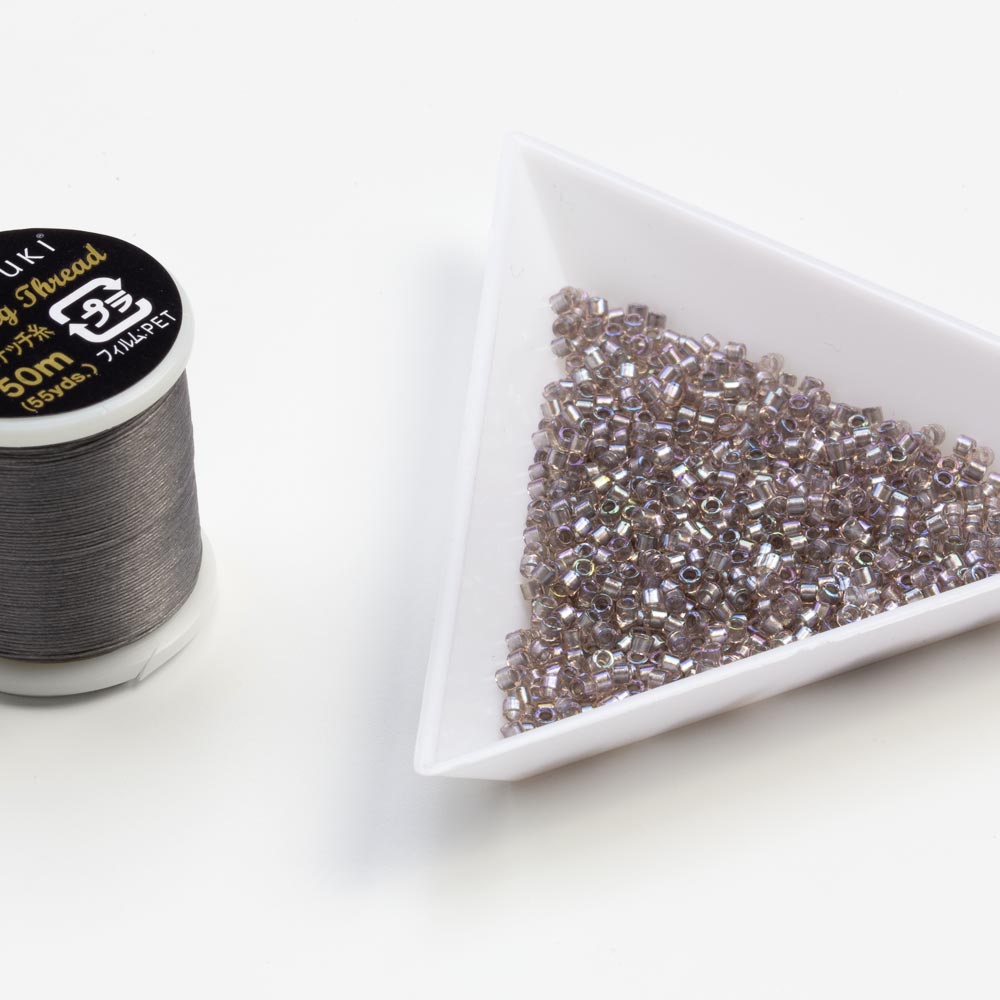 Perles Miyuki Delica (11/0) Sparkling Pewter Lined Crystal AB (2.8 grammes)