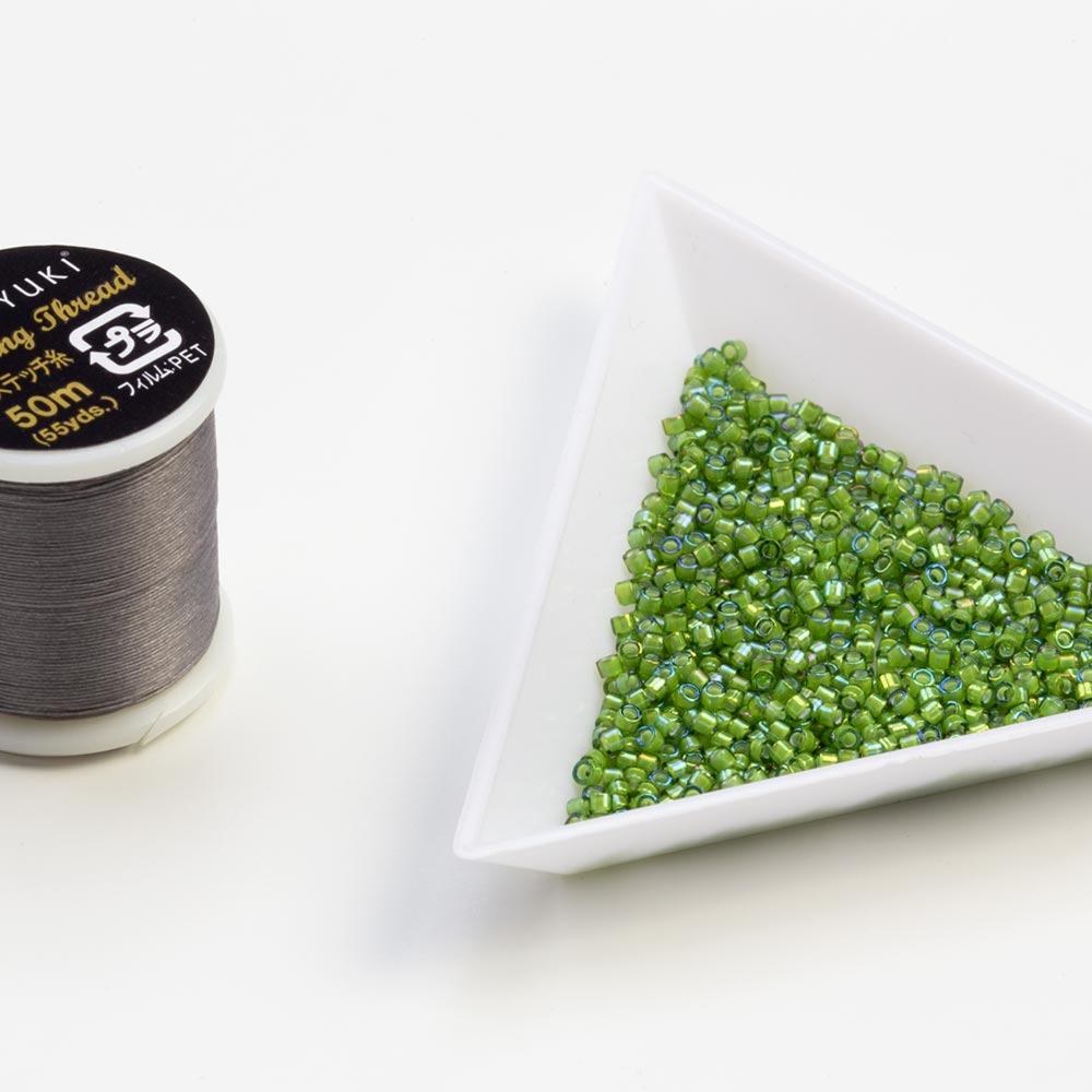 Perles Miyuki Delica (11/0) White Lined Light Green AB (2.8 grammes)